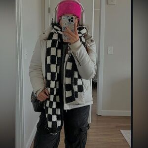 Vane Black and white checkered large scarf
